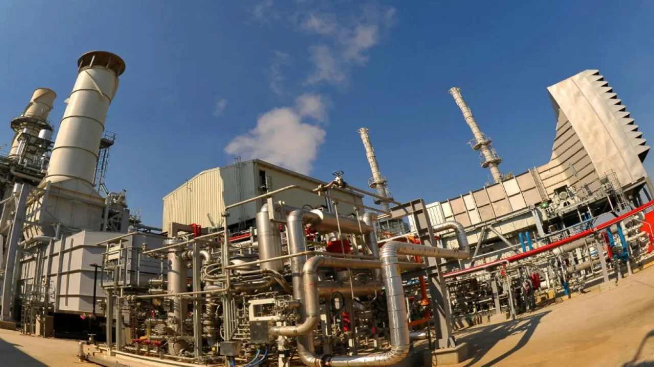 اندلاع حرائق جراء استهداف مصفاة ميناء الأحمدي في الكويت بمسيّرات 