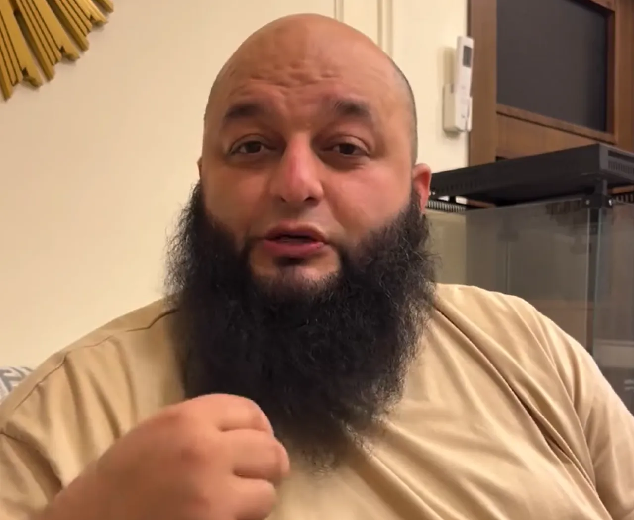 الأردن.. الشيخ علاء جابر يوضح موقفه بعد الجدل حول إعلان مركز اللغة الإنجليزية 