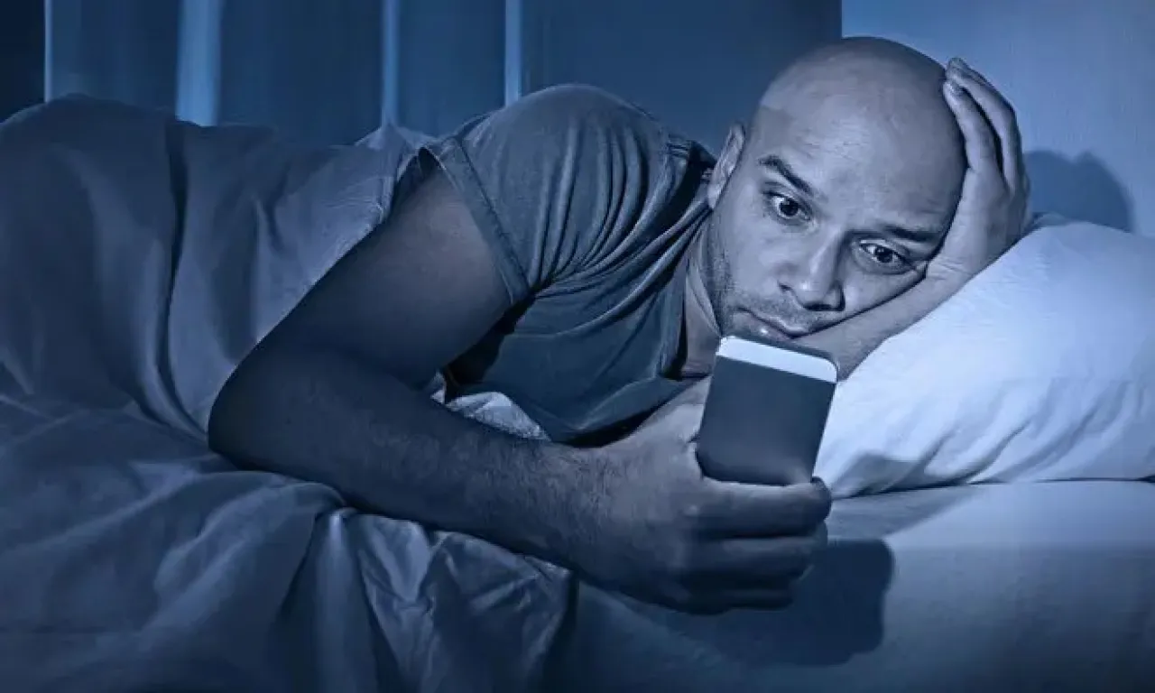 هل أنت أسير لهاتفك؟.. 6 علامات تكشف الحقيقة 