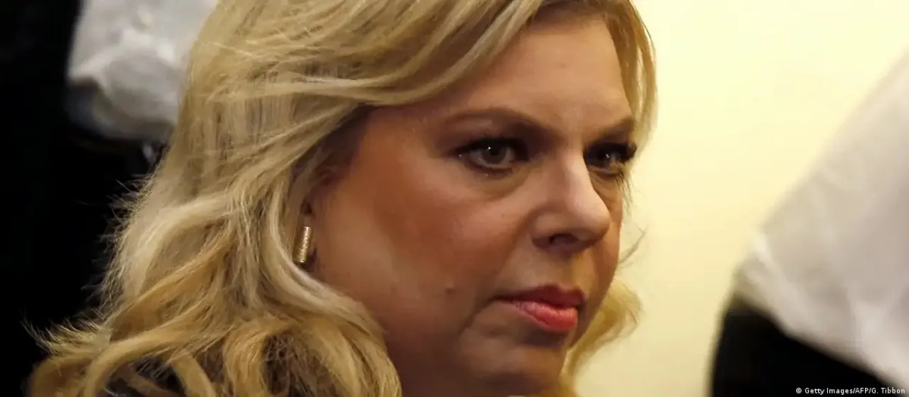 عاملة في منزل نتتياهو : سارة قذفتني بالبندورة 