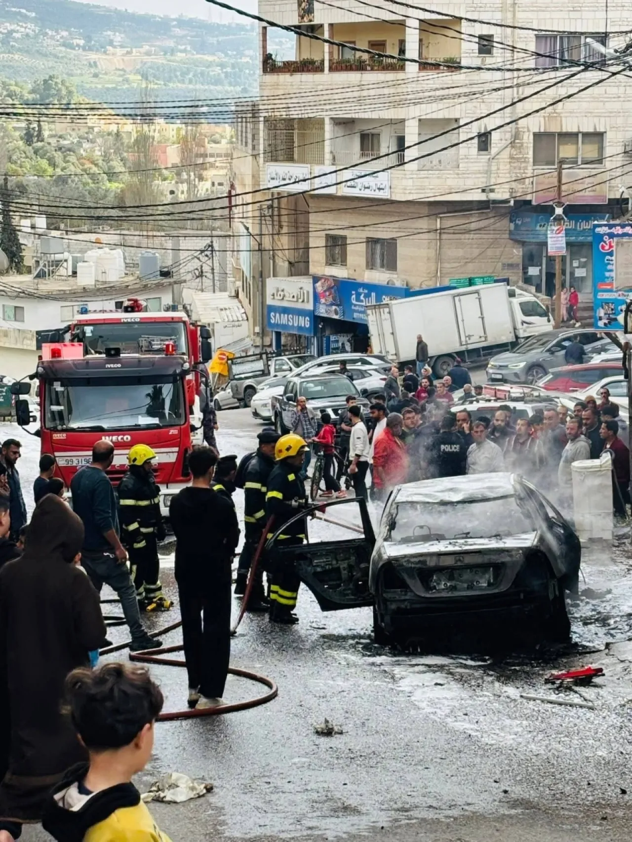 احتراق مركبة وسط مدينة عجلون - صور 