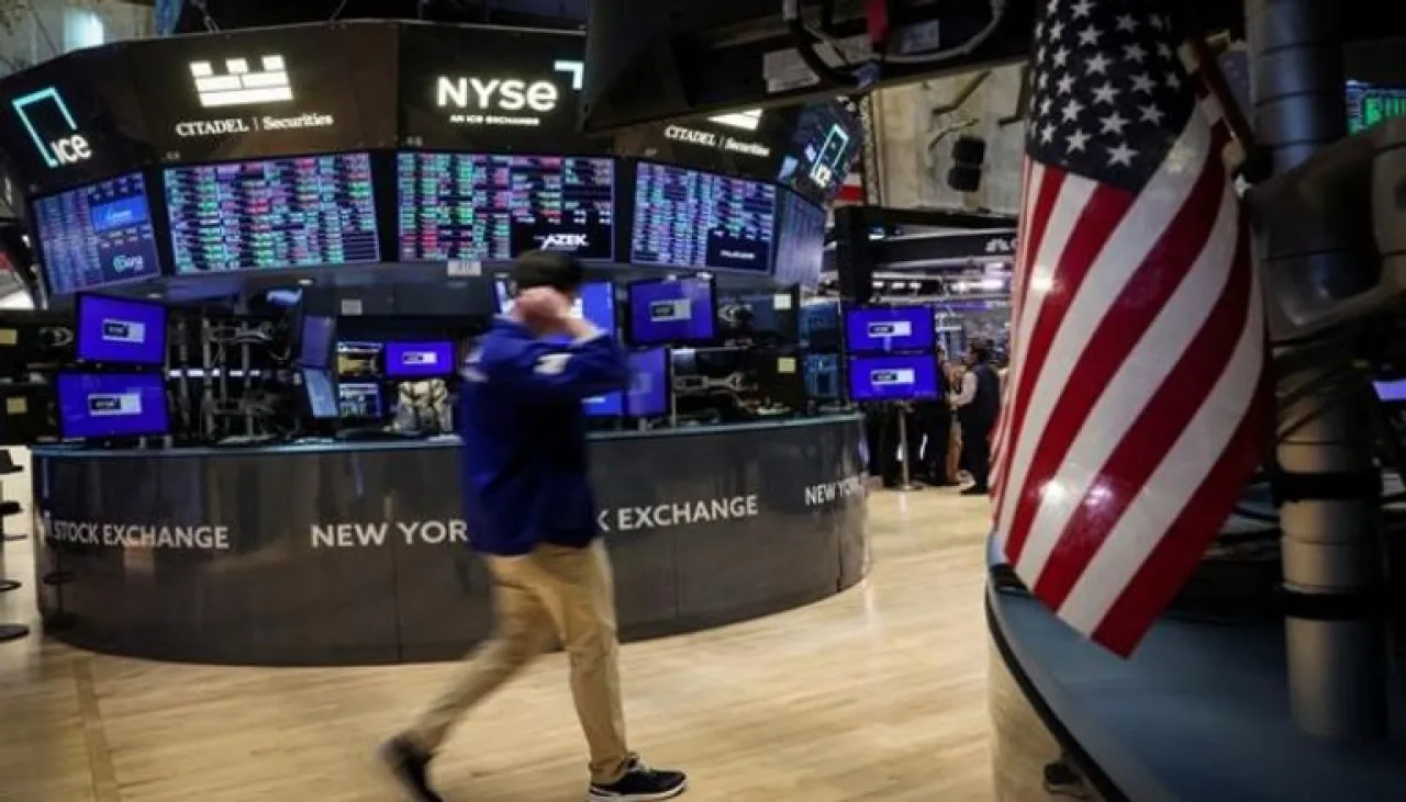 عاجل - وول ستريت تقترب من قمة تاريخية وسط آمال السلام وتراجع مخاطر الطاقة 