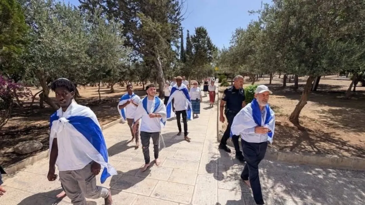 عاجل - محافظة القدس تحذر من دعوات لاقتحامات واسعة للأقصى ورفع أعلام الاحتلال داخله 