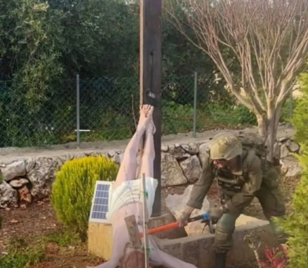 الجيش الاسرائيلي يفتح تحقيقا بعد نشر صورة لجندي يحطم تمثالاً للسيد المسيح #عاجل 