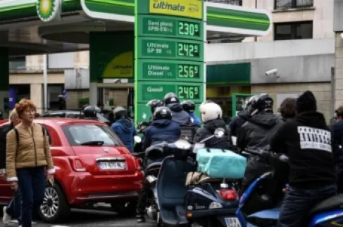 احتجاجات وإغلاق طرق في فرنسا بسبب ارتفاع المحروقات