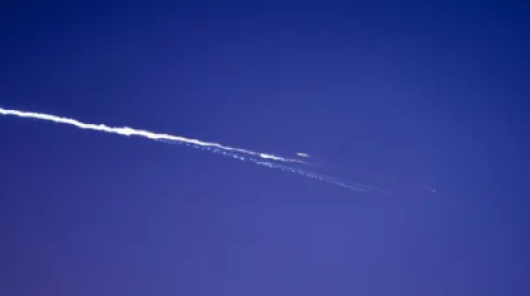 إصابة 25 شخصا جراء سقوط شظايا صاروخية في وسط إسرائيل