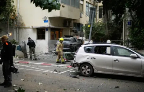 3 دفعات صاروخية تضرب إسرائيل وغارات واسعة على طهران