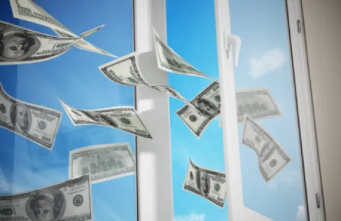 موسكو.. طفلة ترمي حقيبة بـ88 ألف دولار من نافذة المنزل انتقاما من أمها!