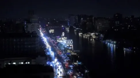 ظلام يسود عند التاسعة: ما تأثير الإغلاق المبكر في مصر؟