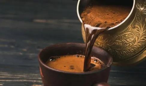 هل القهوة صباحًا مفيدة أم مضرة؟ ومتى أفضل وقت لشربها؟