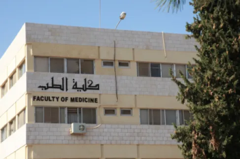 مقيم طب عيون في الجامعة الأردنية يلقي نفسه من الطابق الرابع