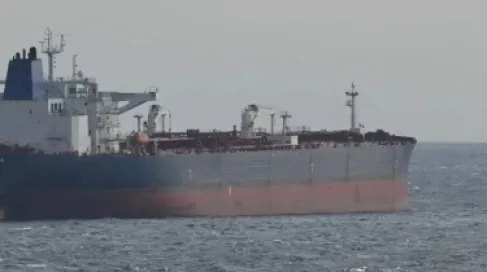 ناقلات نفط وغاز مرتبطة بسلطنة عمان تسلك مسارا جديدا في مضيق هرمز لتفادي المياه الإيرانية