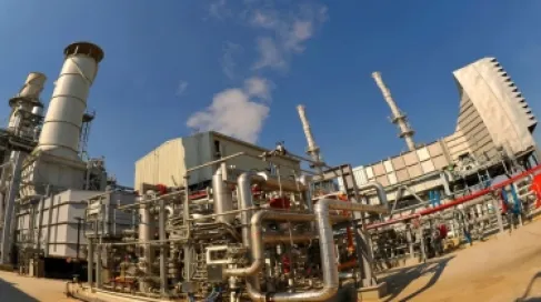 اندلاع حرائق جراء استهداف مصفاة ميناء الأحمدي في الكويت بمسيّرات