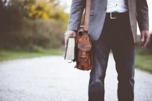 أدوات بسيطة في حقيبتك قد تحميك في المواقف الطارئة