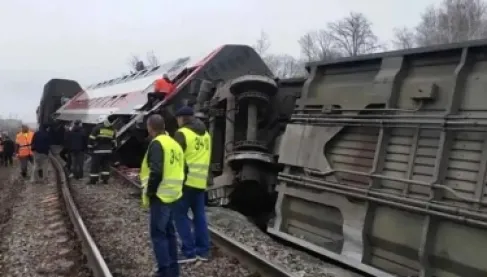 حادث مروع في روسيا.. خروج 7 عربات قطار عن القضبان وإصابة العشرات