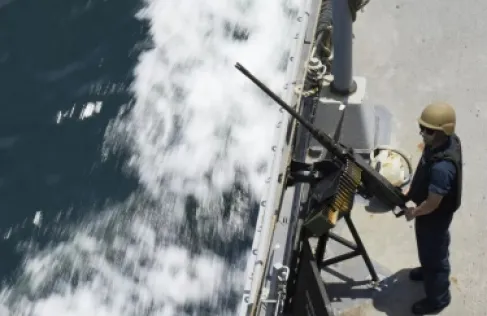 الولايات المتحدة تجلي 1500 من أفراد بحريتها من قاعدة في البحرين