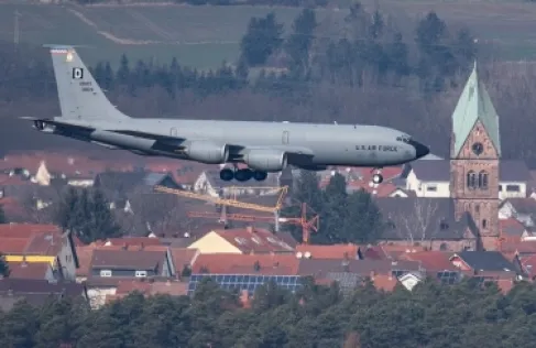 طائرة تزويد وقود أميركية تهبط اضطراريا في تل أبيب