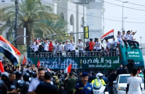 لاعبو منتخب العراق يجوبون شوارع بغداد بحافلة مكشوفة احتفالا بالتأهل للمونديال