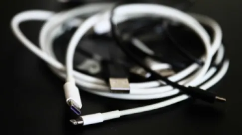 ماذا يحدث لهاتفك عند استخدام الشاحن غير الأصلي؟