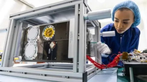 السعودية تطلق قمرها الصناعي (شمس)