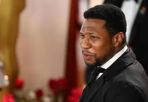 سقوط ممثل مشهور من ارتفاع 6 أقدام خلال التصوير