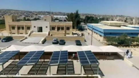 كر وفر وحجارة وعصي في كلية الحصن الجامعية