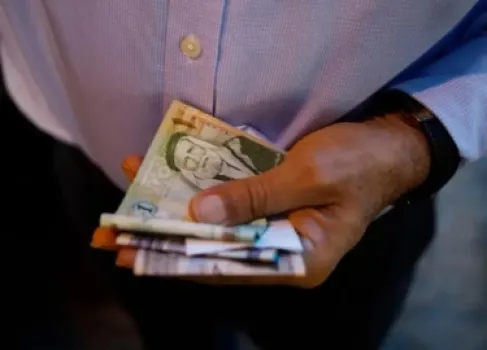 الأردن .. أساتذة وطلبة في كلية تعليمية مشهورة يحتجون على ضياع حقوقهم