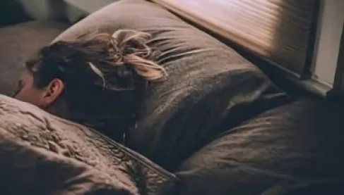 تفسير حلم الامتحان وعدم الحل: لماذا يتكرر الكابوس رغم تخرجك؟