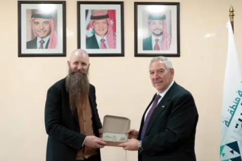 سلطة العقبة تعتمد الديكور الاميركي في مكاتبها ! هل يتحسن الانجاز ؟