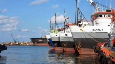 إمارة الشارقة تعلن السيطرة على حريق ميناء خورفكان وإصابة 4 أشخاص