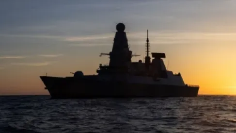 بريطانيا: لا صحة لإصابة مدمرة بنيران من لبنان