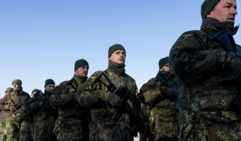 قانون ألماني جديد: إلزام الشبان المسافرين إلى الخارج بالحصول على موافقة مسبقة من الجيش