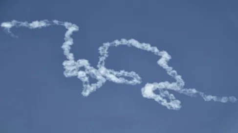 إصابة شخص في أبوظبي إثر سقوط شظايا بعد اعتراض جوي