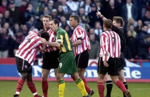 حالة فريدة في إنجلترا.. الحكم يطبق قاعدة نادرة لإلغاء مباراة بسبب نقص اللاعبين