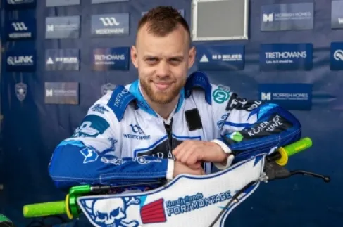 كسور متعددة وثقب بالرئة.. تومسن نجم سباقات السرعة ينجو من الموت