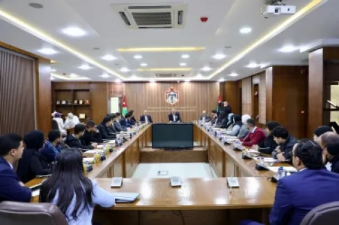 العودات خلال لقائه البرلمان الطلابي في 