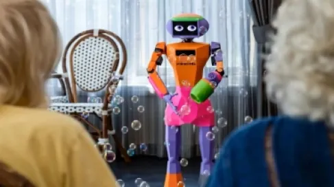 ثورة إنسانية في عالم التكنولوجيا.. تطوير روبوت لرعاية المسنين