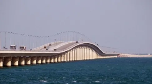 السعودية: تعليق حركة العبور على جسر الملك فهد