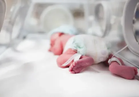 كيف يؤثر وزن الطفل عند الولادة على الدماغ في مرحلة الشباب؟