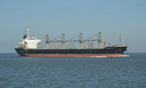 أول سفينة تعبر هرمز بعد وقف إطلاق النار