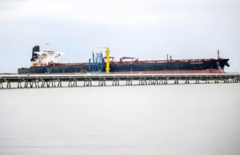 بالأرقام.. كم ستنجي إيران سنويا حال فرضها رسوما على عبور السفن عبر مضيق هرمز؟