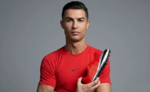 حذاء رونالدو الجديد ينفد عالمياً خلال ساعات من طرحه