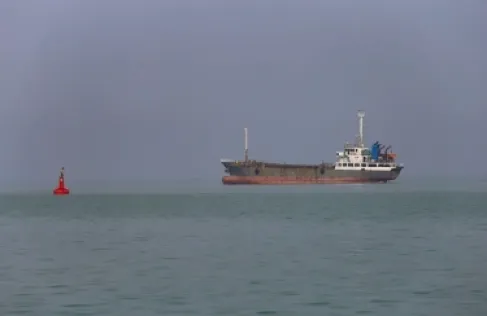 البحرية الإيرانية تخبر السفن في الخليج بأن مضيق هرمز لا يزال مغلقا