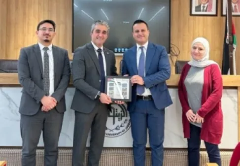 كلية الصيدلة في جامعة الزيتونة الأردنية تنظم محاضرة علمية حول تحضير الكبسولات الدوائية