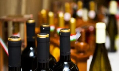 أهالي اليادودة يحتجون على ترخيص (خمارة)