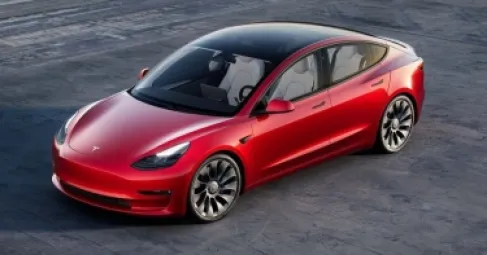 الاردن ..شباب في سيارة تسلا على طريق المطار بسرعة 210