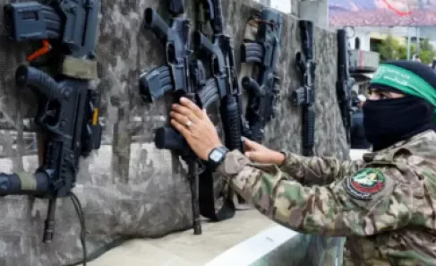 قناة عبرية: حماس تتمسك بسلاحها والاحتلال يجهز خططا لعودة القتال في غزة