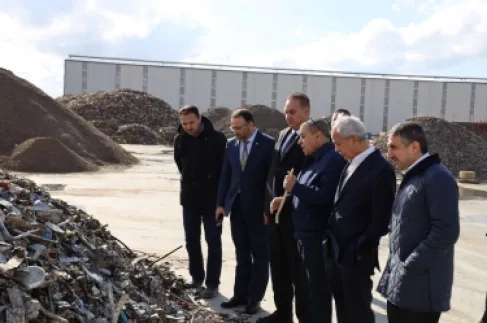 وزير البيئة يزور مصنع (معادن المدينة) ويؤكد تشجيع وتعزيز مشاريع إعادة التدوير والاقتصاد الأخضر