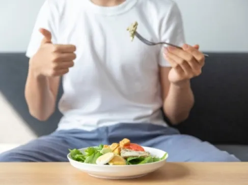 آداب الطعام في خطر.. هل تخلى (جيل زد) عن القواعد؟