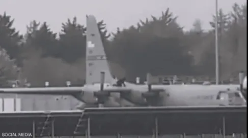 بالفيديو.. رجل يخرب طائرة عسكرية أميركية في أيرلندا